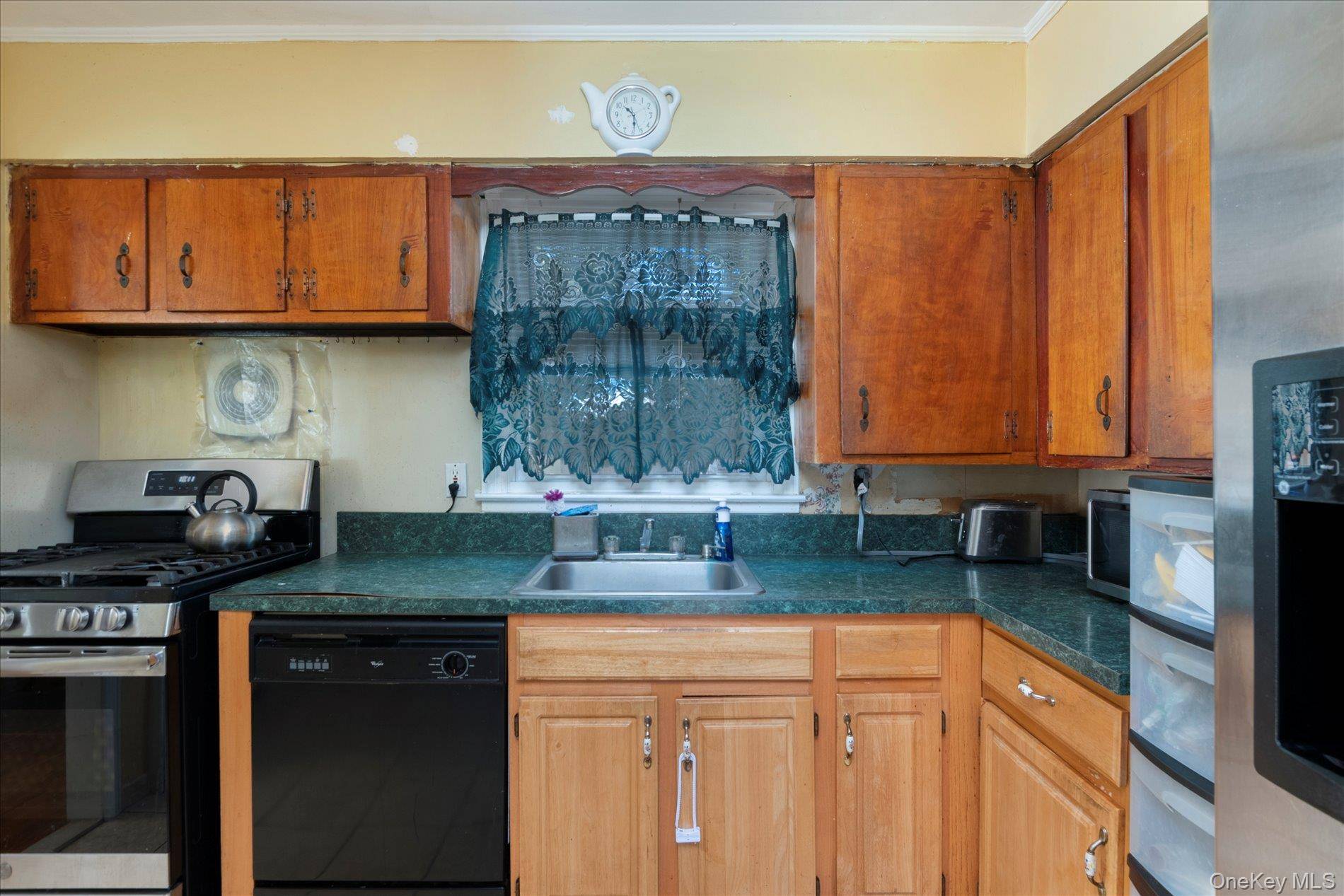 4 Bedroom Home for Sale in Uniondale - New York - USA - 7