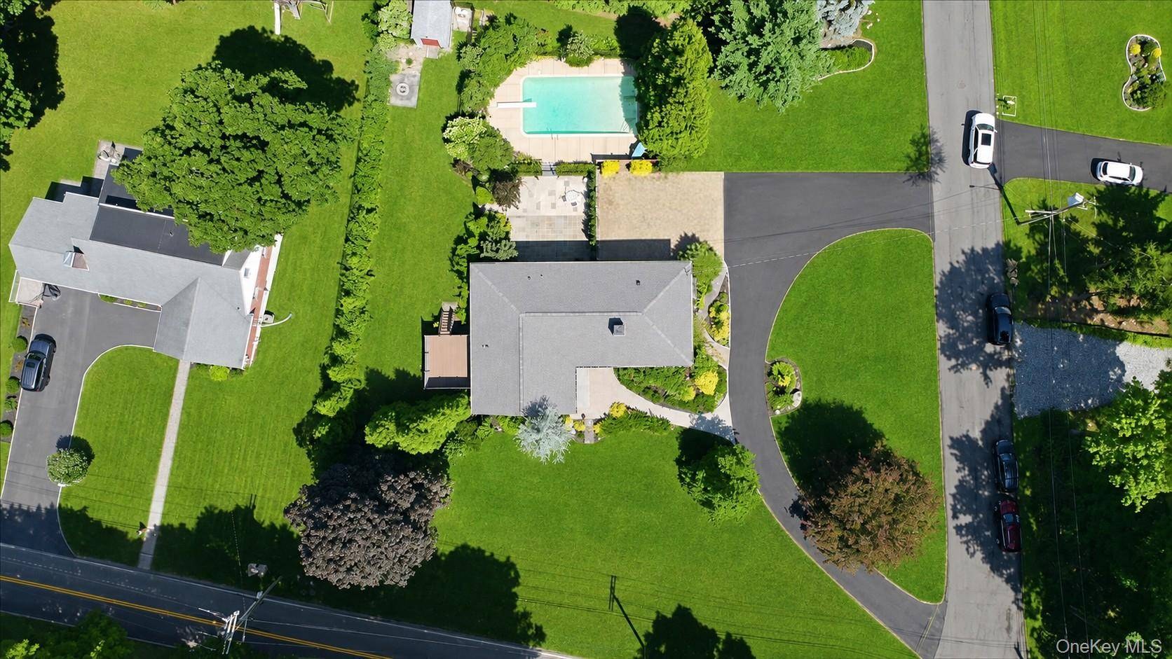 Casa de 4 Dormitorios en Venta en Valhalla - Nueva York - EE. UU. - 1