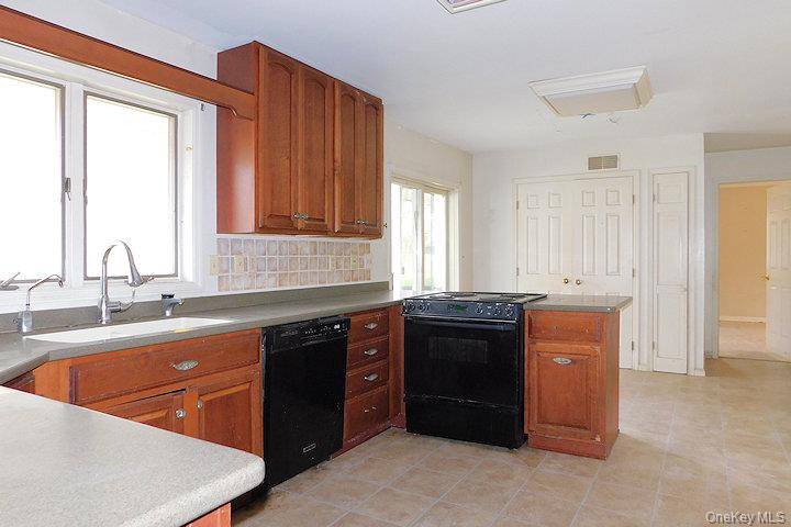 4 Bedroom Home for Sale in Wallkill - New York - USA - 6