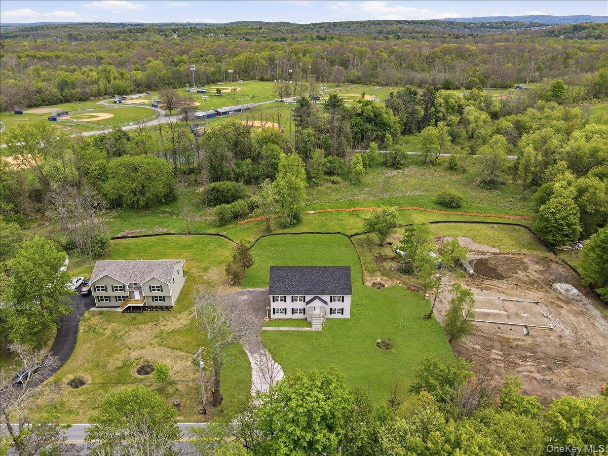 Casa com 4 Quartos à Venda em Wappingers Falls - Nova Iorque - EUA - 1