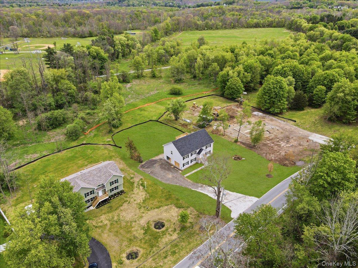 Casa com 4 Quartos à Venda em Wappingers Falls - Nova Iorque - EUA - 2