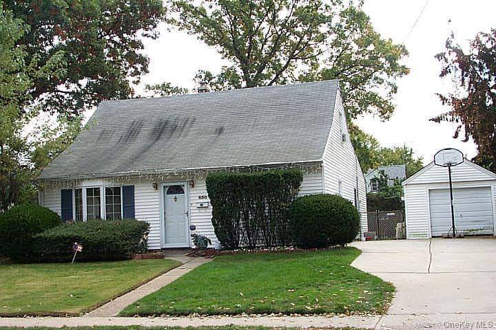 4 Bedroom Home for Sale in West Hempstead - New York - USA - 1