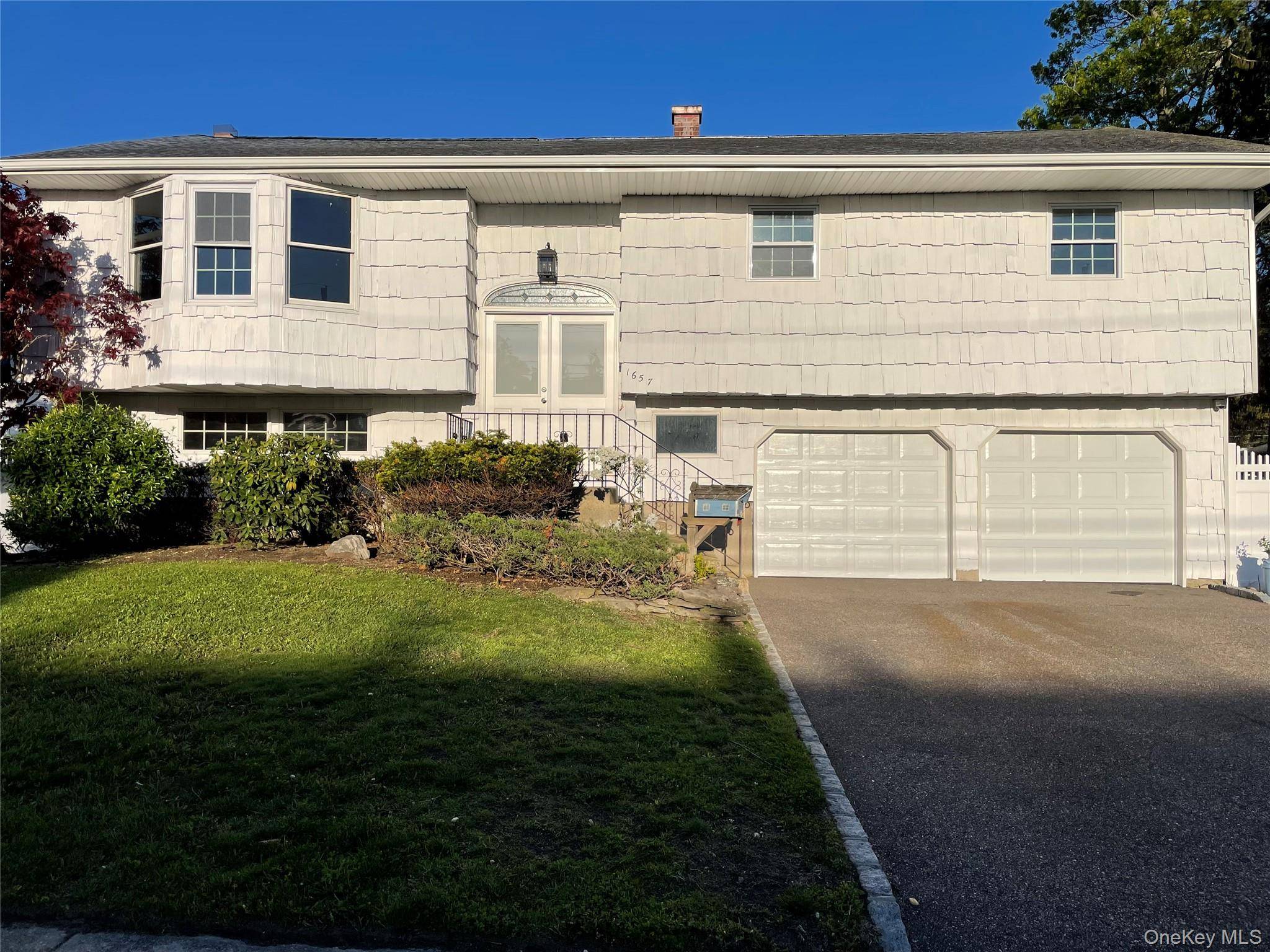4 Bedroom Home for Sale in West Islip - New York - USA - 1
