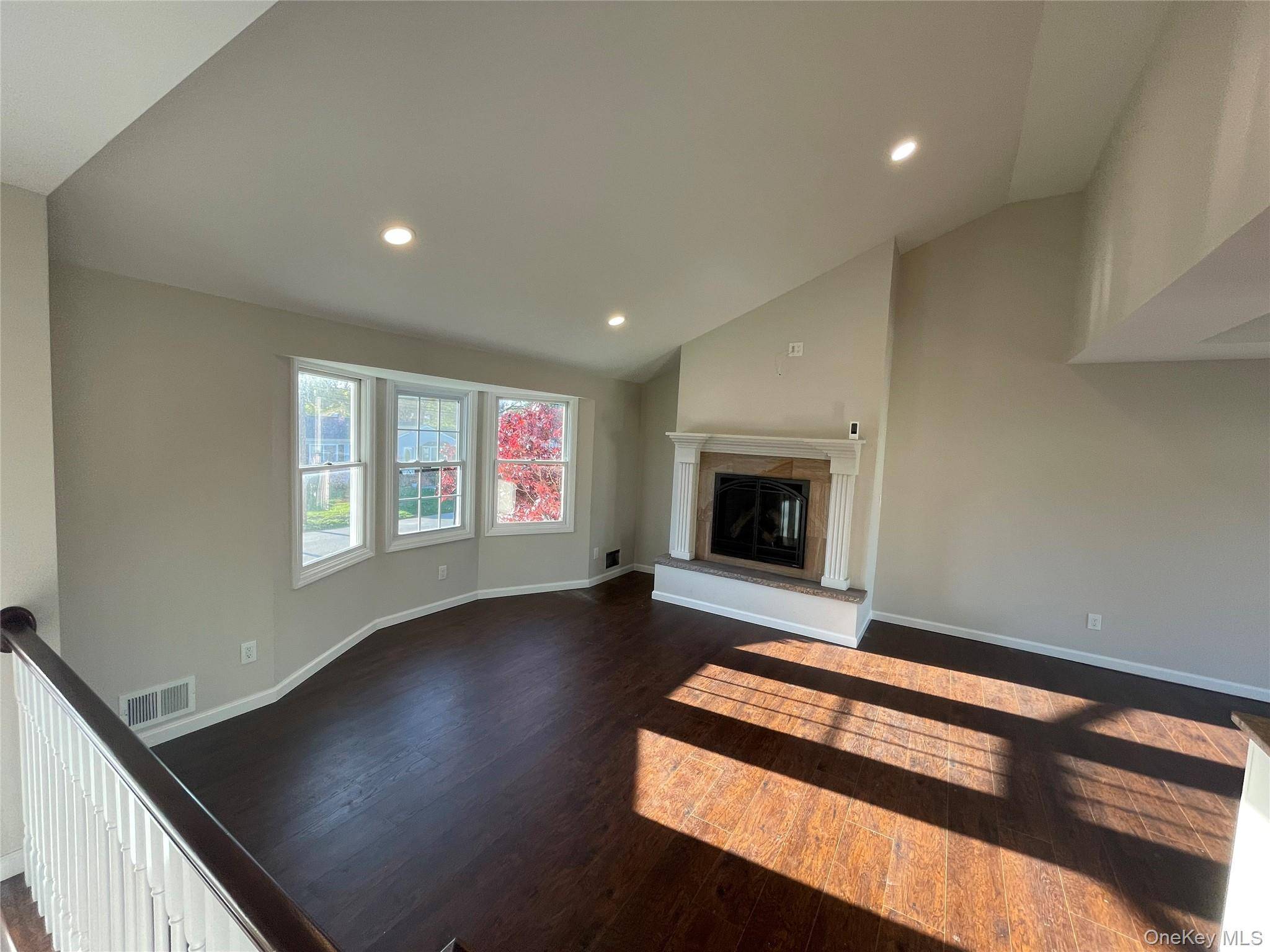 4 Bedroom Home for Sale in West Islip - New York - USA - 4