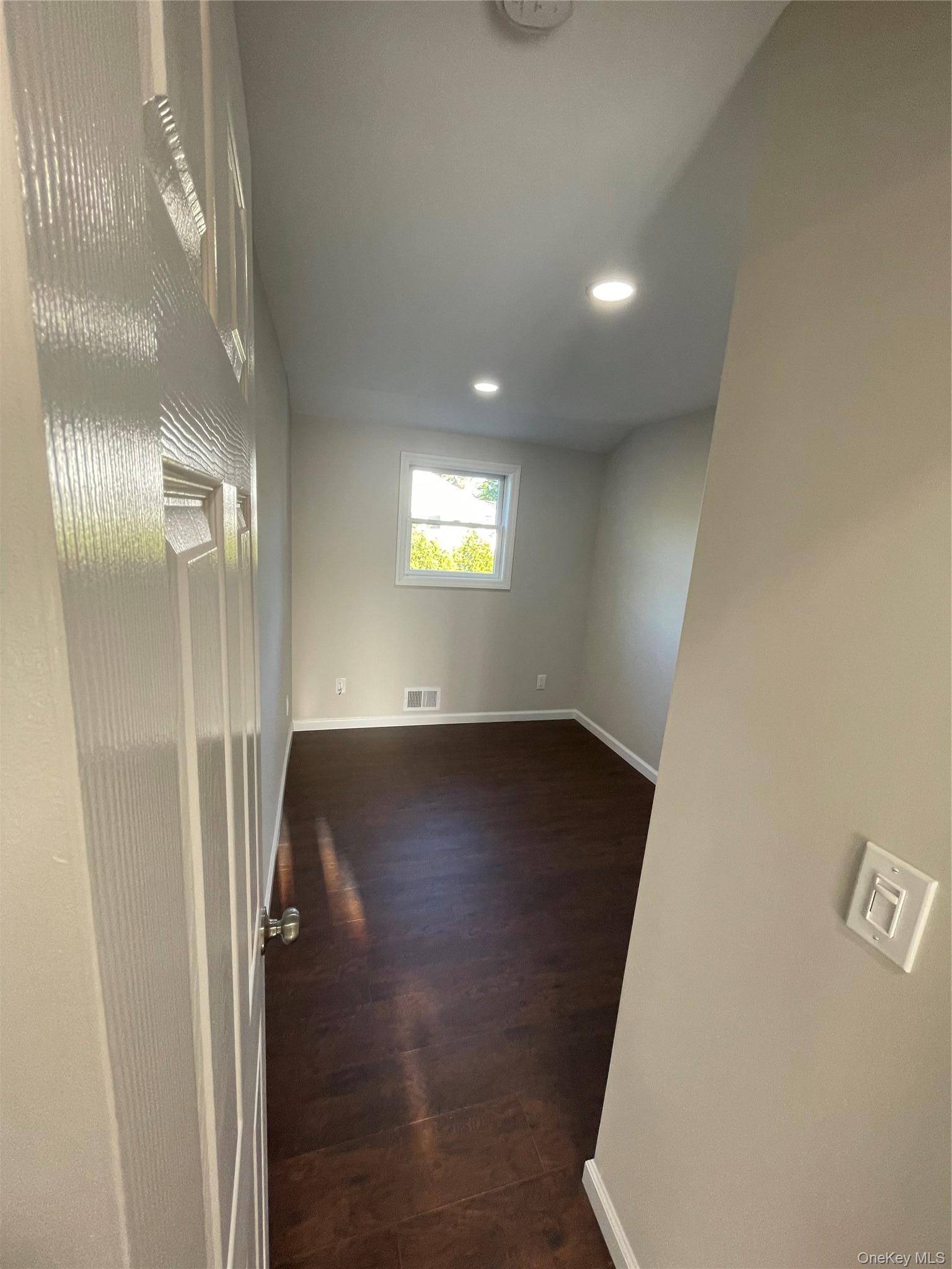 4 Bedroom Home for Sale in West Islip - New York - USA - 7