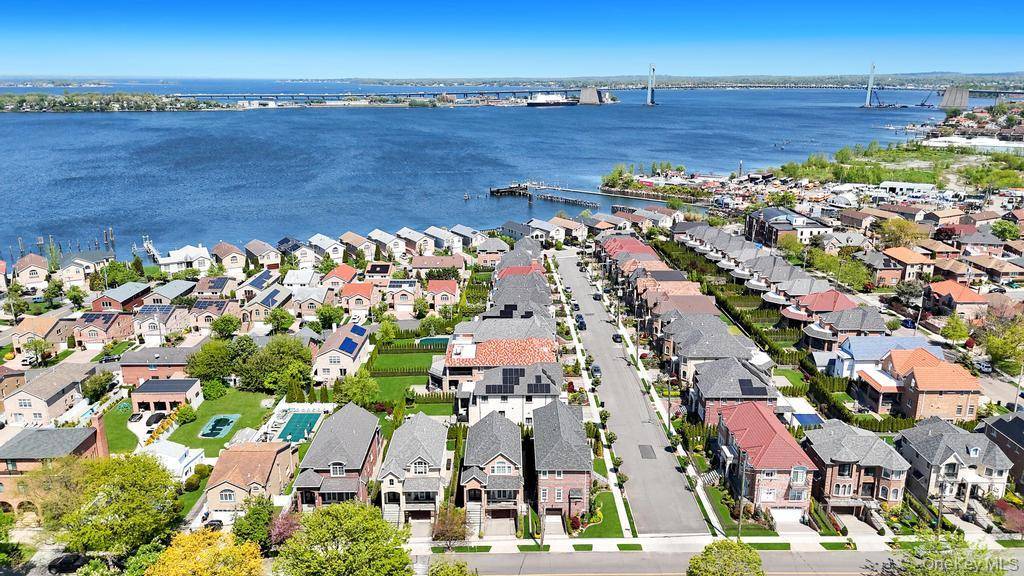 Casa de 4 Dormitorios en Venta en Whitestone - Nueva York - EE. UU. - 2