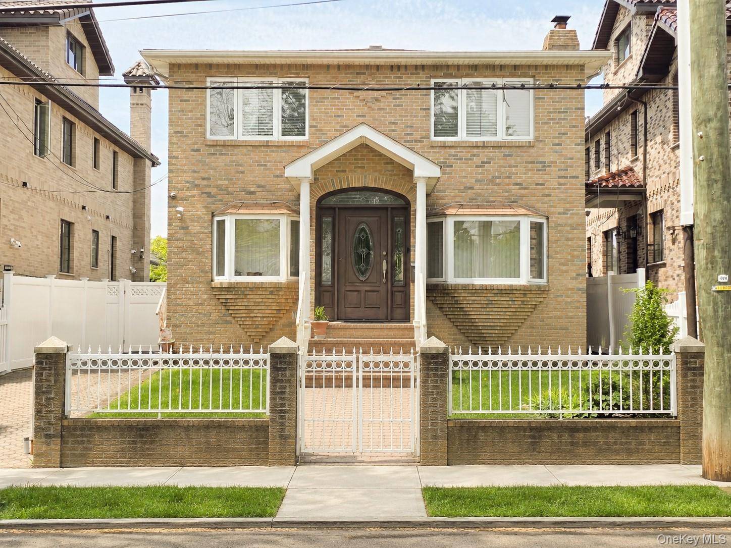 Casa com 4 Quartos à Venda em Whitestone - Nova Iorque - EUA - 1