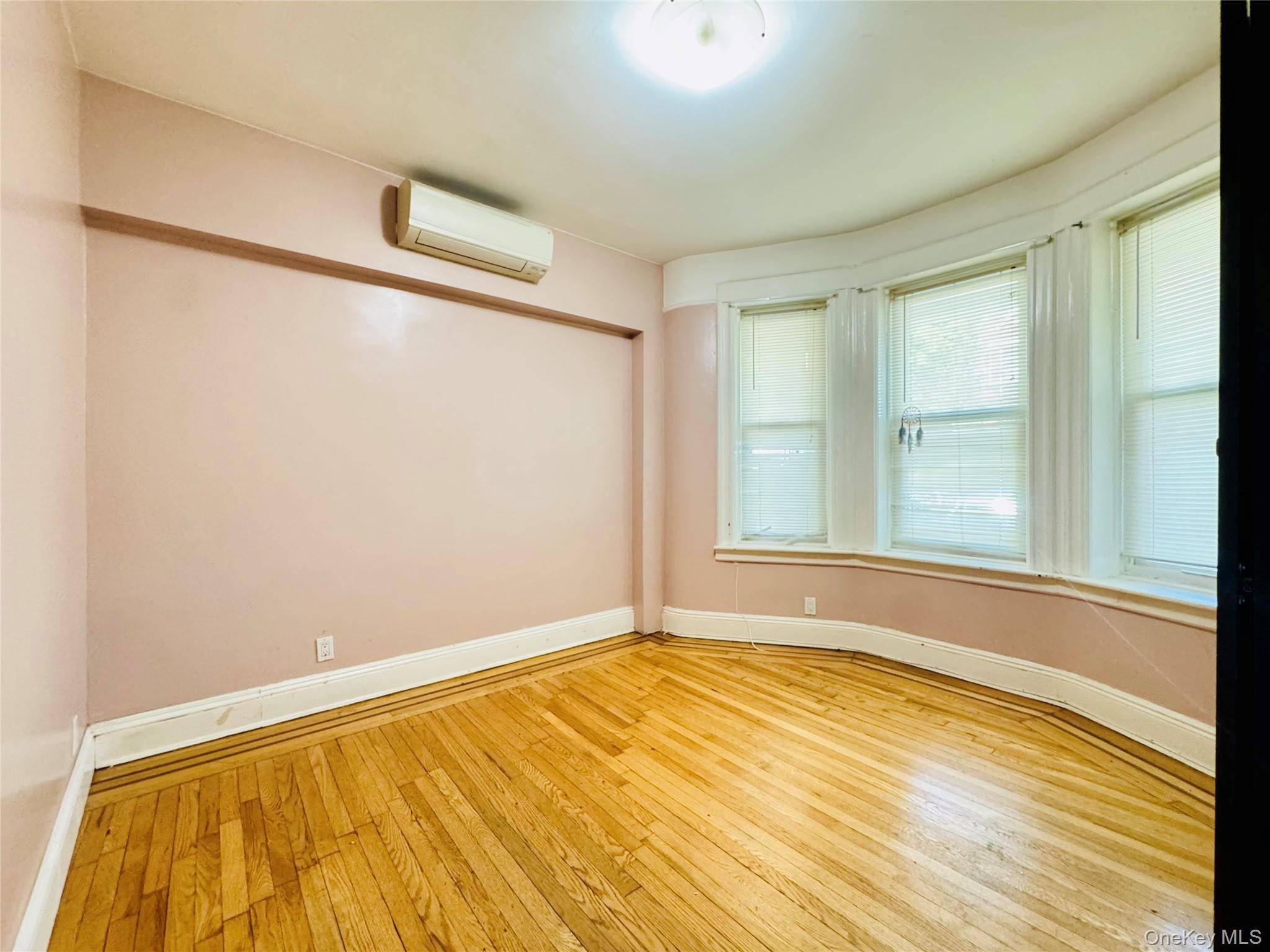 4 Bedroom Home for Sale in Woodhaven - New York - USA - 5