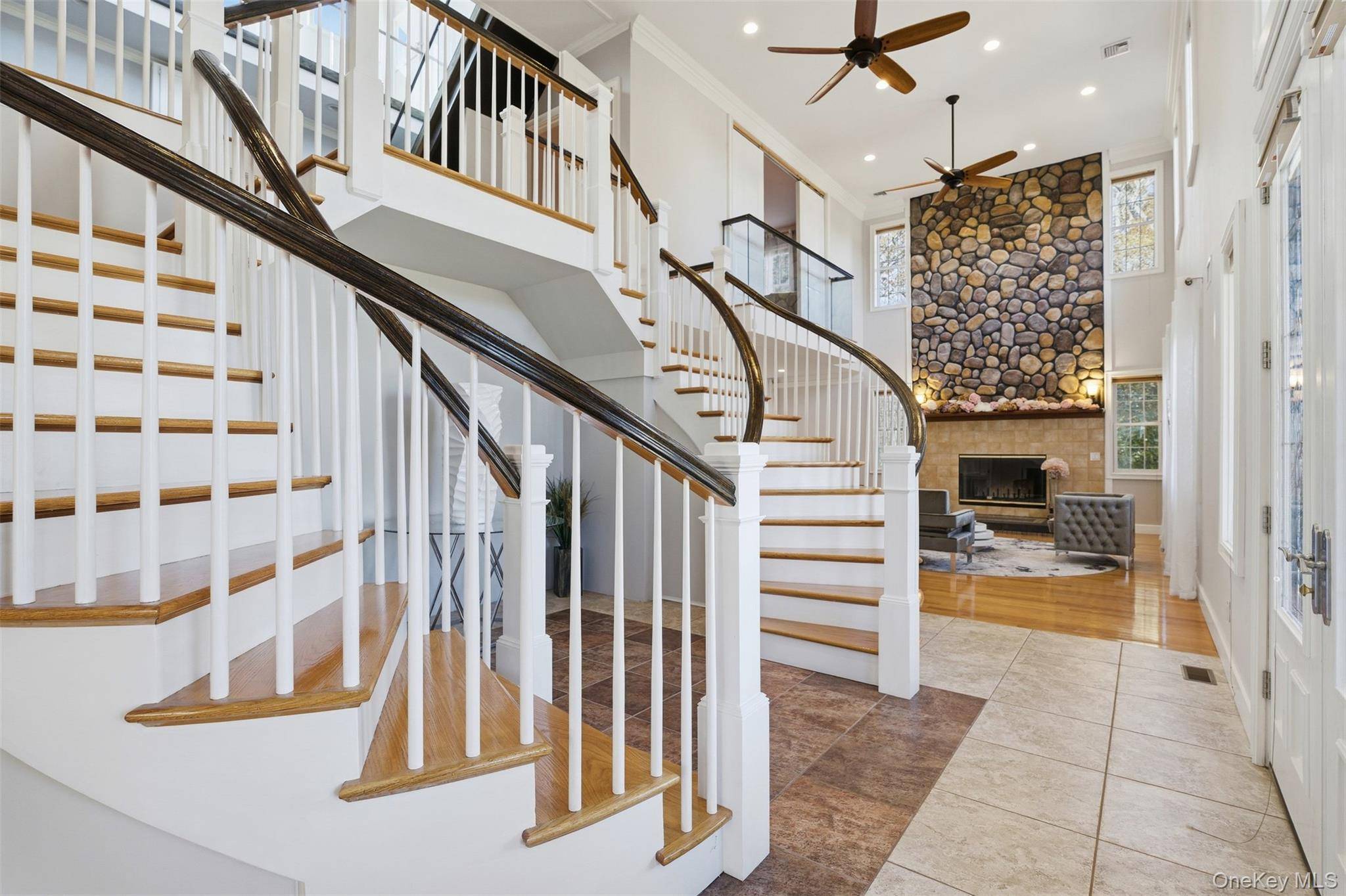 Casa com 5 Quartos à Beira-Mar à Venda em Hampton Bays - Nova Iorque - EUA - 1