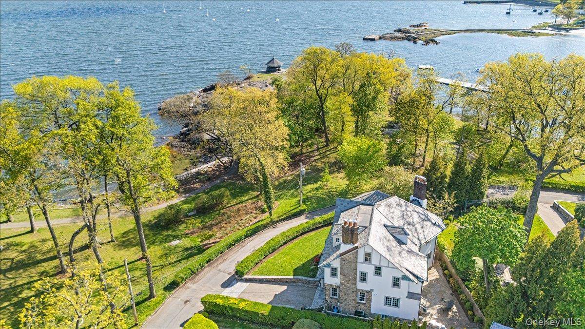 Casa com 5 Quartos à Beira-Mar à Venda em Larchmont - Nova Iorque - EUA - 1