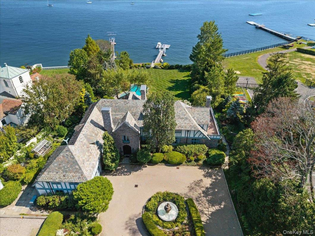 5 Bedroom Waterfront Home for Sale in Larchmont - NY - USA - 1