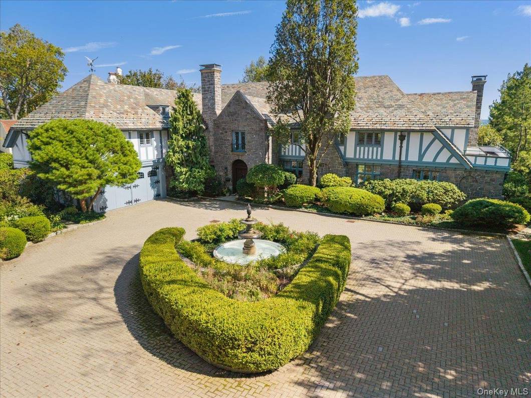 5 Bedroom Waterfront Home for Sale in Larchmont - NY - USA - 2