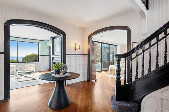 5 Bedroom Waterfront Home for Sale in Larchmont - NY - USA - 6