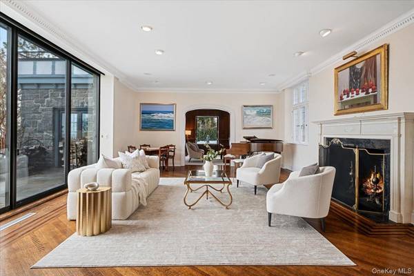 5 Bedroom Waterfront Home for Sale in Larchmont - NY - USA - 8