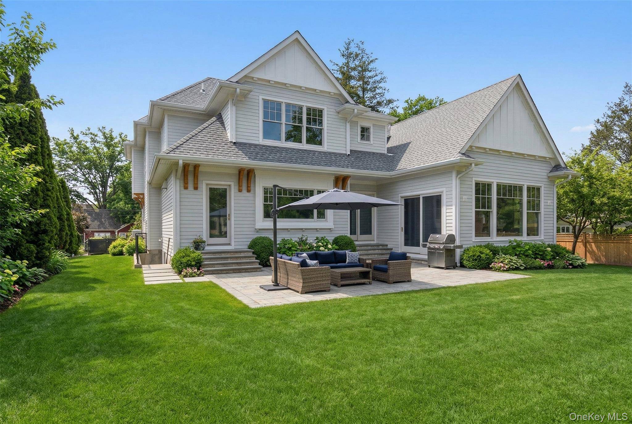 5 Bedroom Beachfront Home for Sale in Sea Cliff - New York - USA - 4