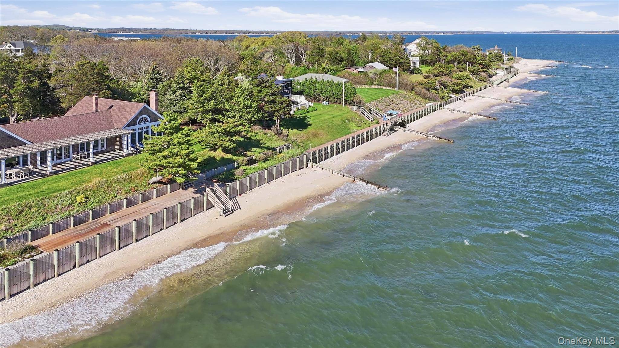 Casa com 5 Quartos à Beira-Mar à Venda em Southold - Nova Iorque - EUA - 2