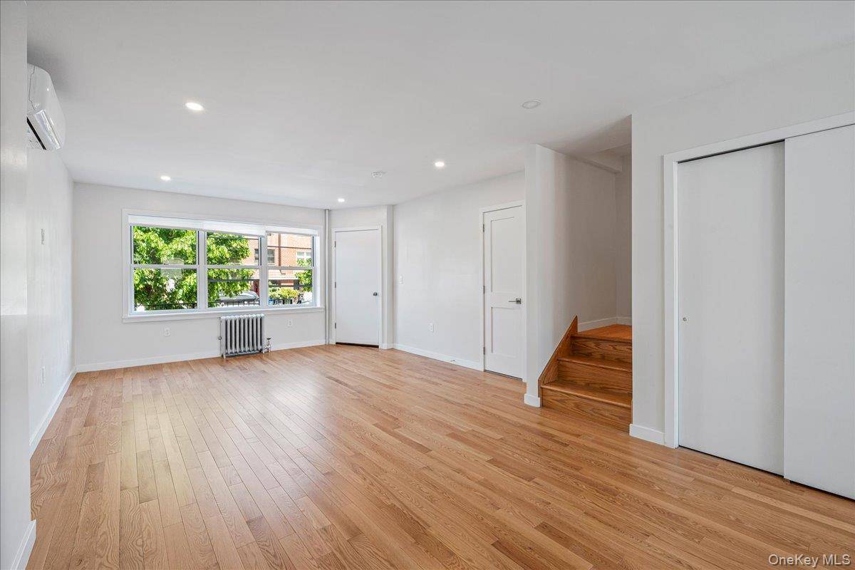 Casa de 5 Dormitorios en Venta en Astoria - Nueva York - EE. UU. - 3