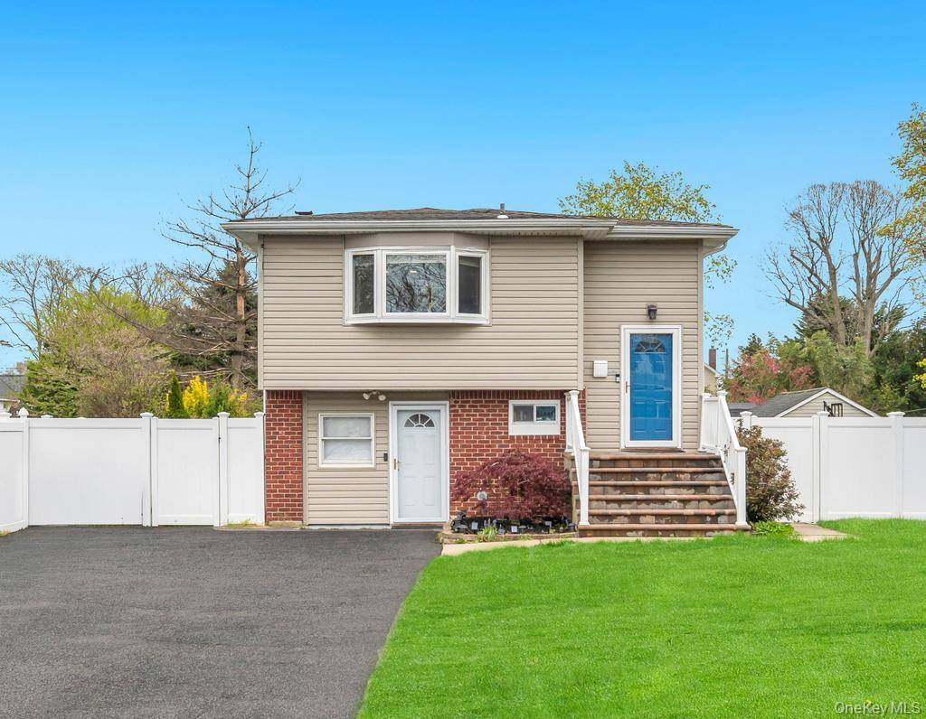 5 Bedroom Home for Sale in Bay Shore - New York - USA - 1