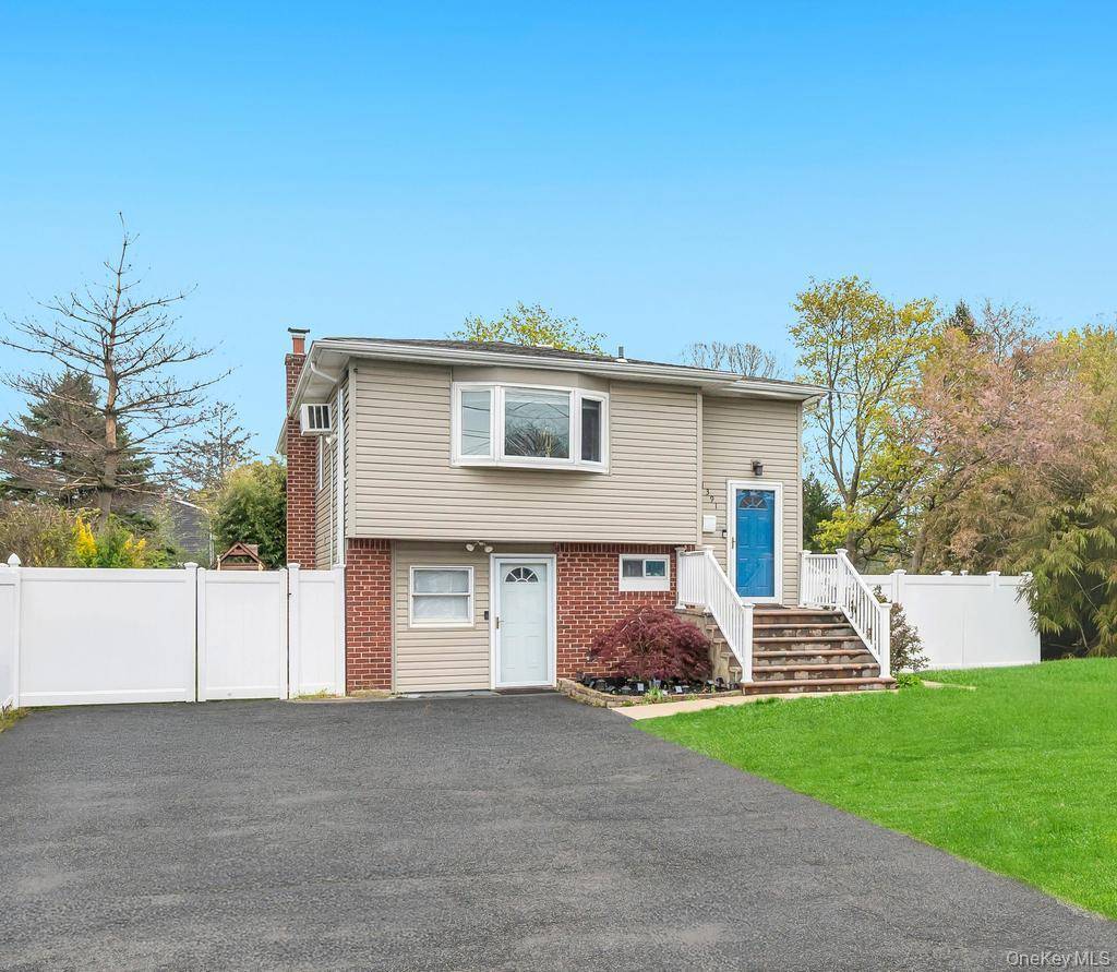 5 Bedroom Home for Sale in Bay Shore - New York - USA - 2