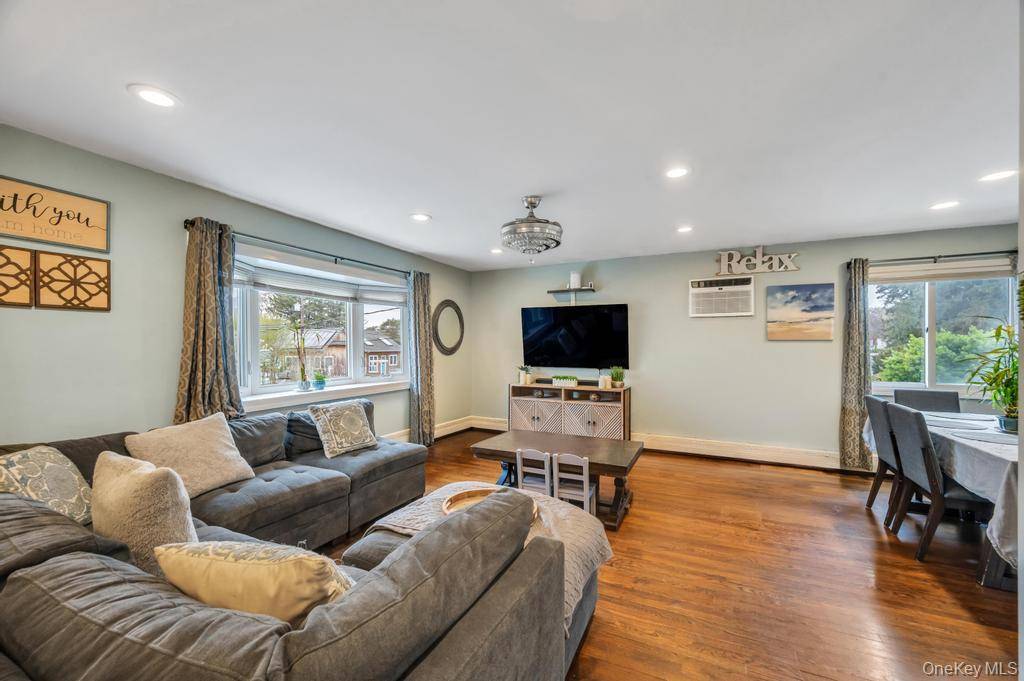 5 Bedroom Home for Sale in Bay Shore - New York - USA - 3