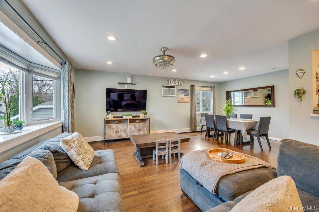 5 Bedroom Home for Sale in Bay Shore - New York - USA - 4