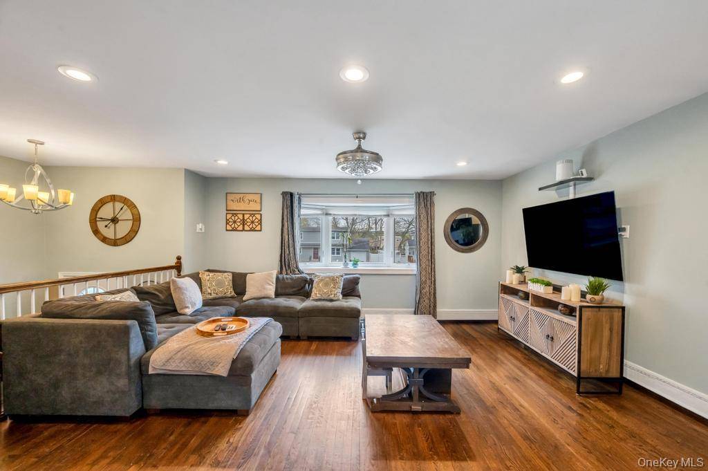 5 Bedroom Home for Sale in Bay Shore - New York - USA - 7