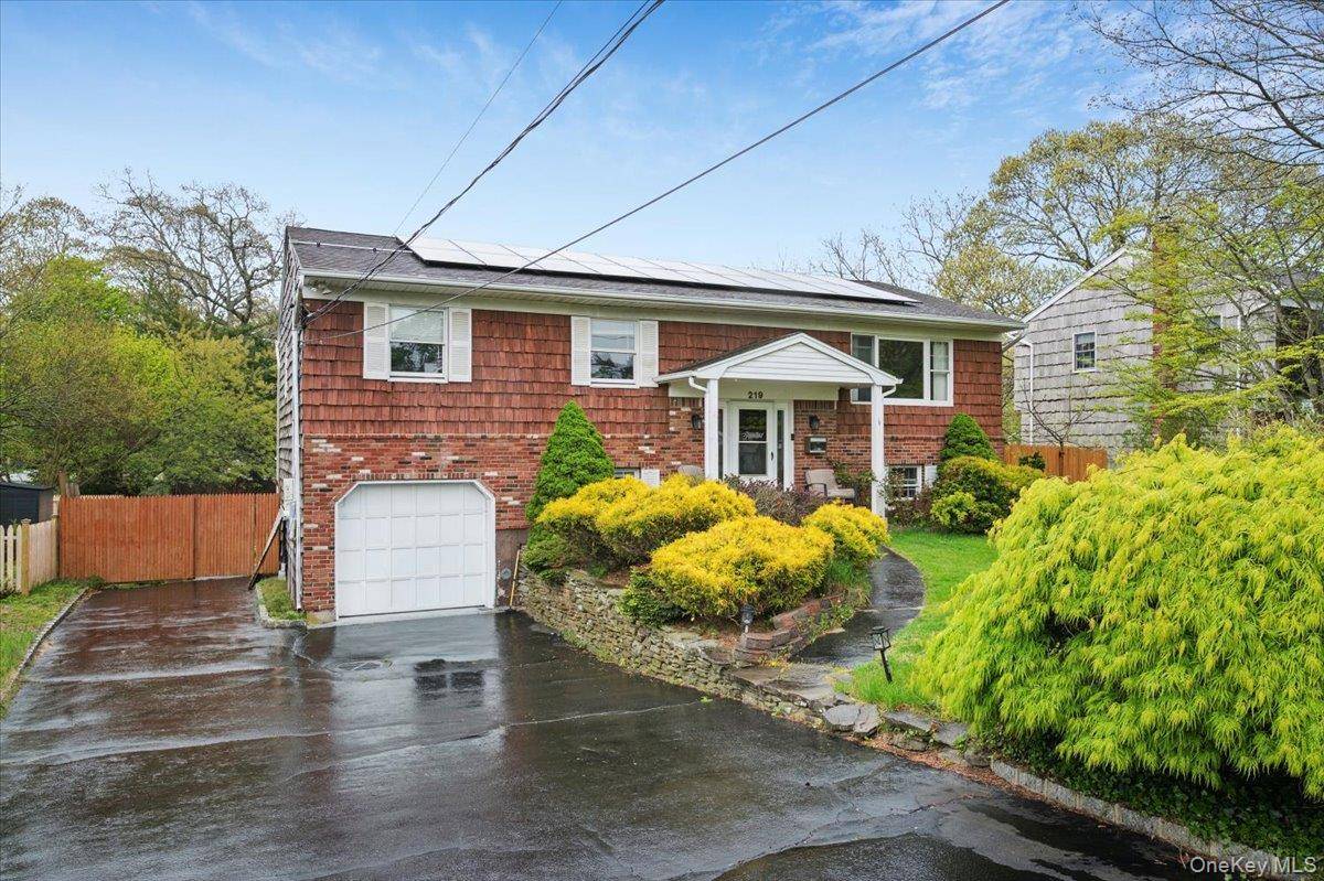 5 Bedroom Home for Sale in Bayport - New York - USA - 1