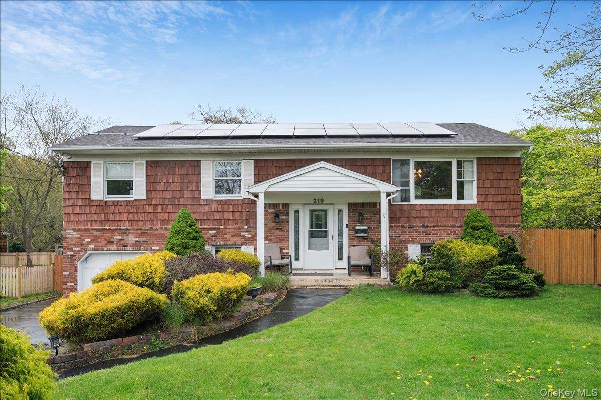 5 Bedroom Home for Sale in Bayport - New York - USA - 2