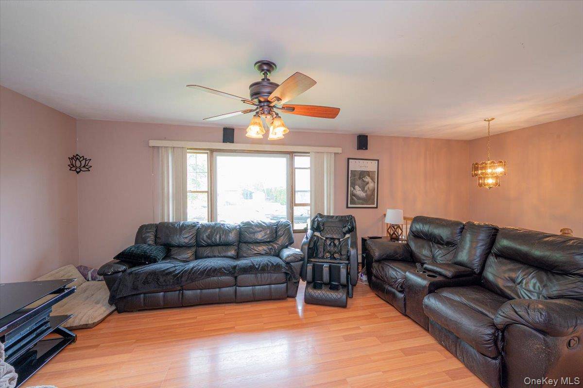 5 Bedroom Home for Sale in Bayport - New York - USA - 7