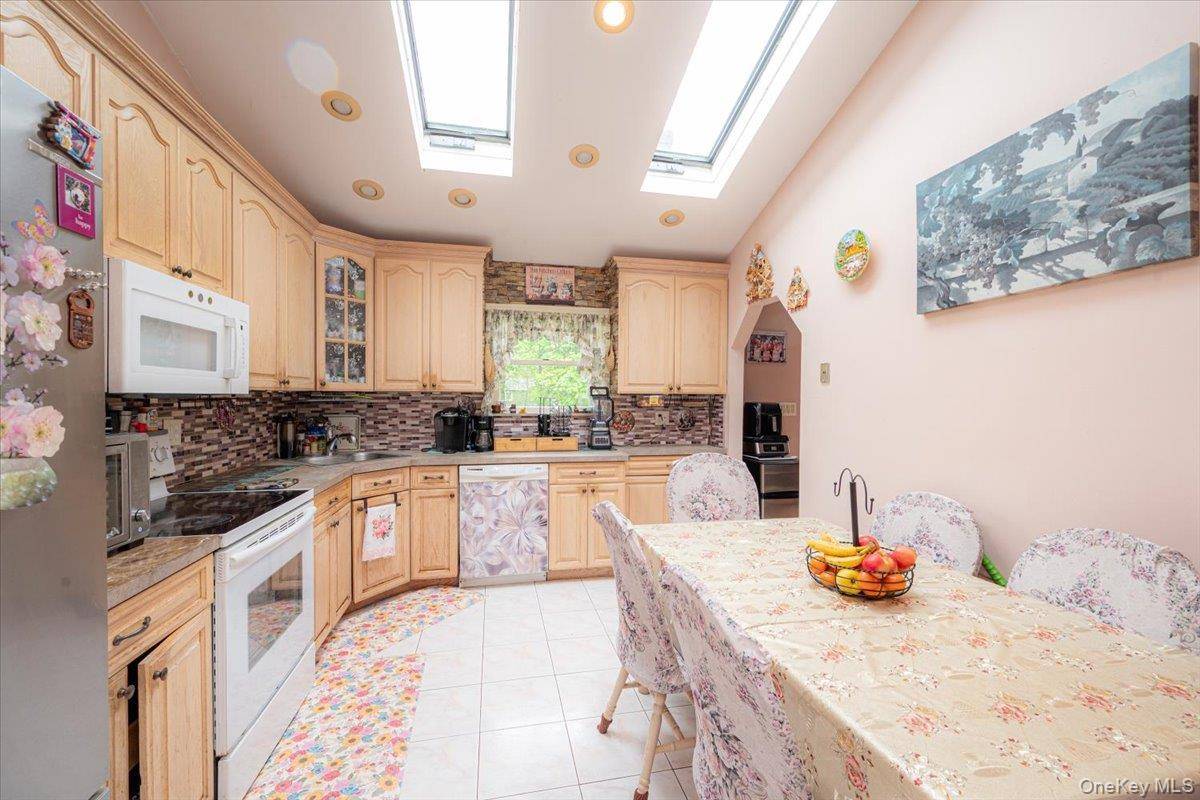 5 Bedroom Home for Sale in Bayport - New York - USA - 8