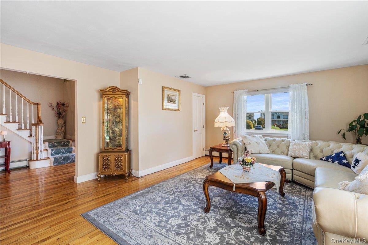 5 Bedroom Home for Sale in Bayville - New York - USA - 7