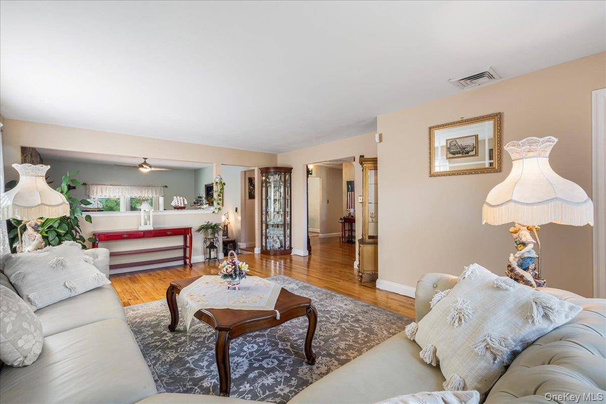 5 Bedroom Home for Sale in Bayville - New York - USA - 8