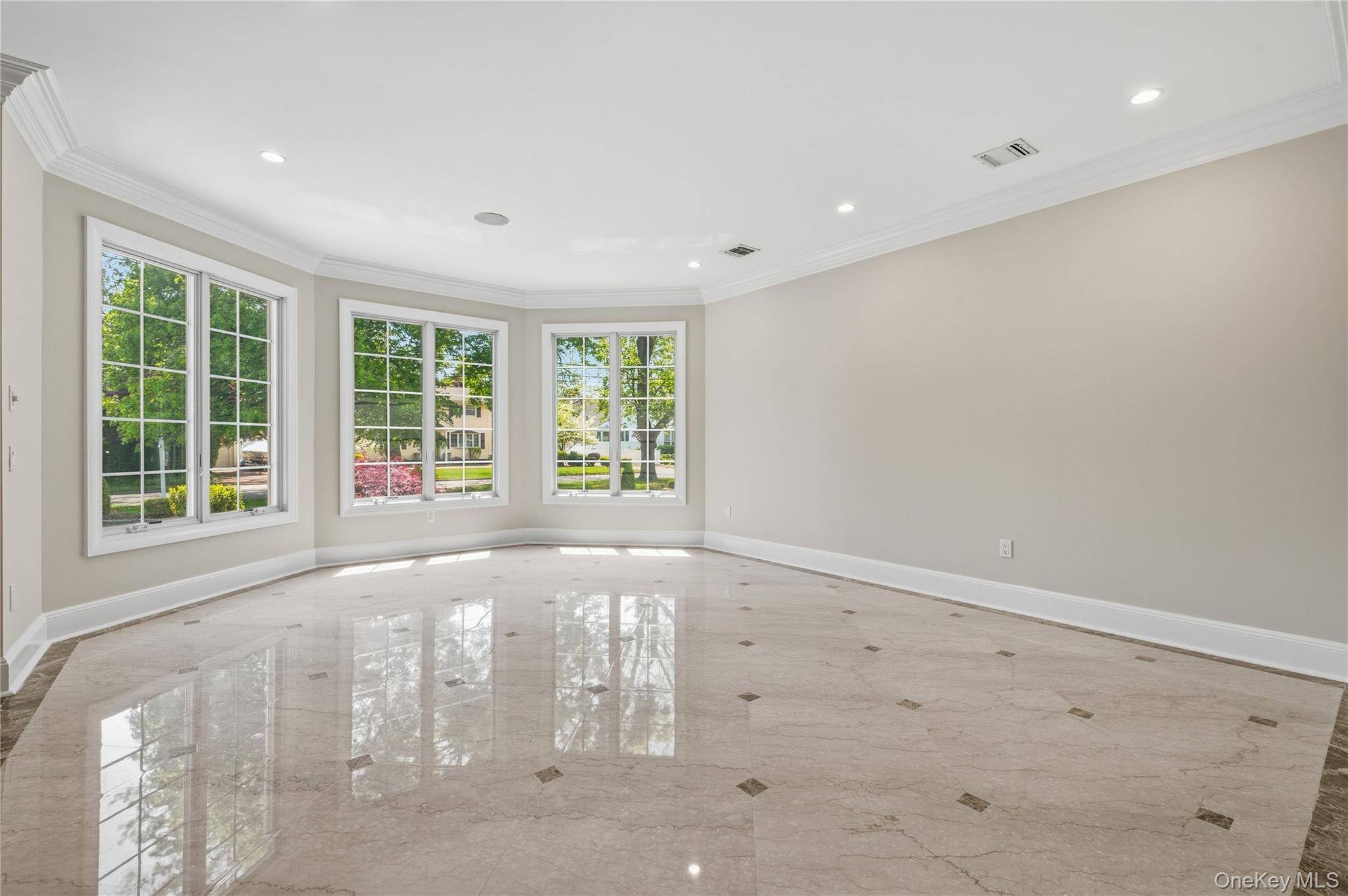 Casa de 5 Dormitorios en Venta en Bethpage - Nueva York - EE. UU. - 7