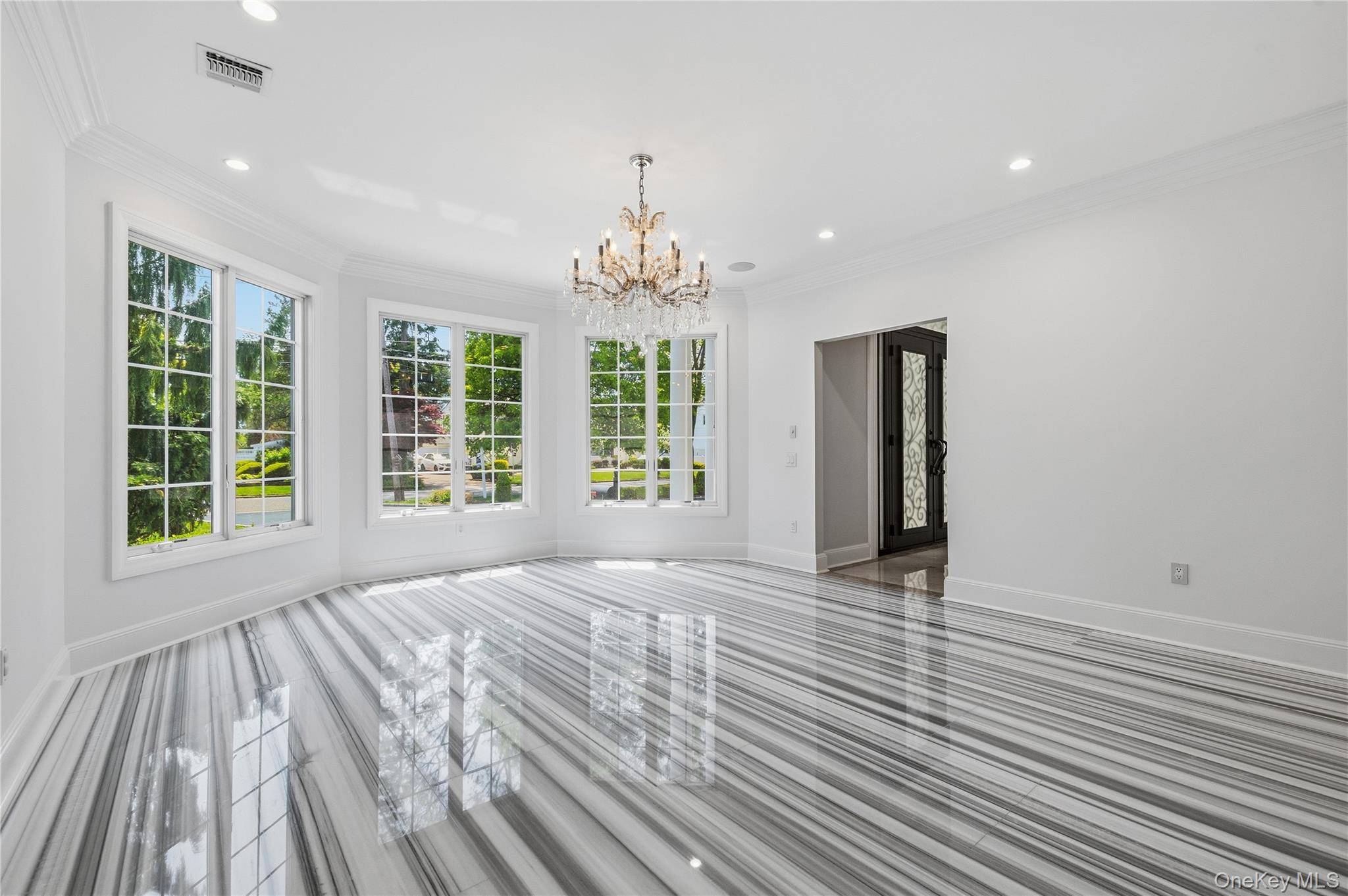 Casa de 5 Dormitorios en Venta en Bethpage - Nueva York - EE. UU. - 8