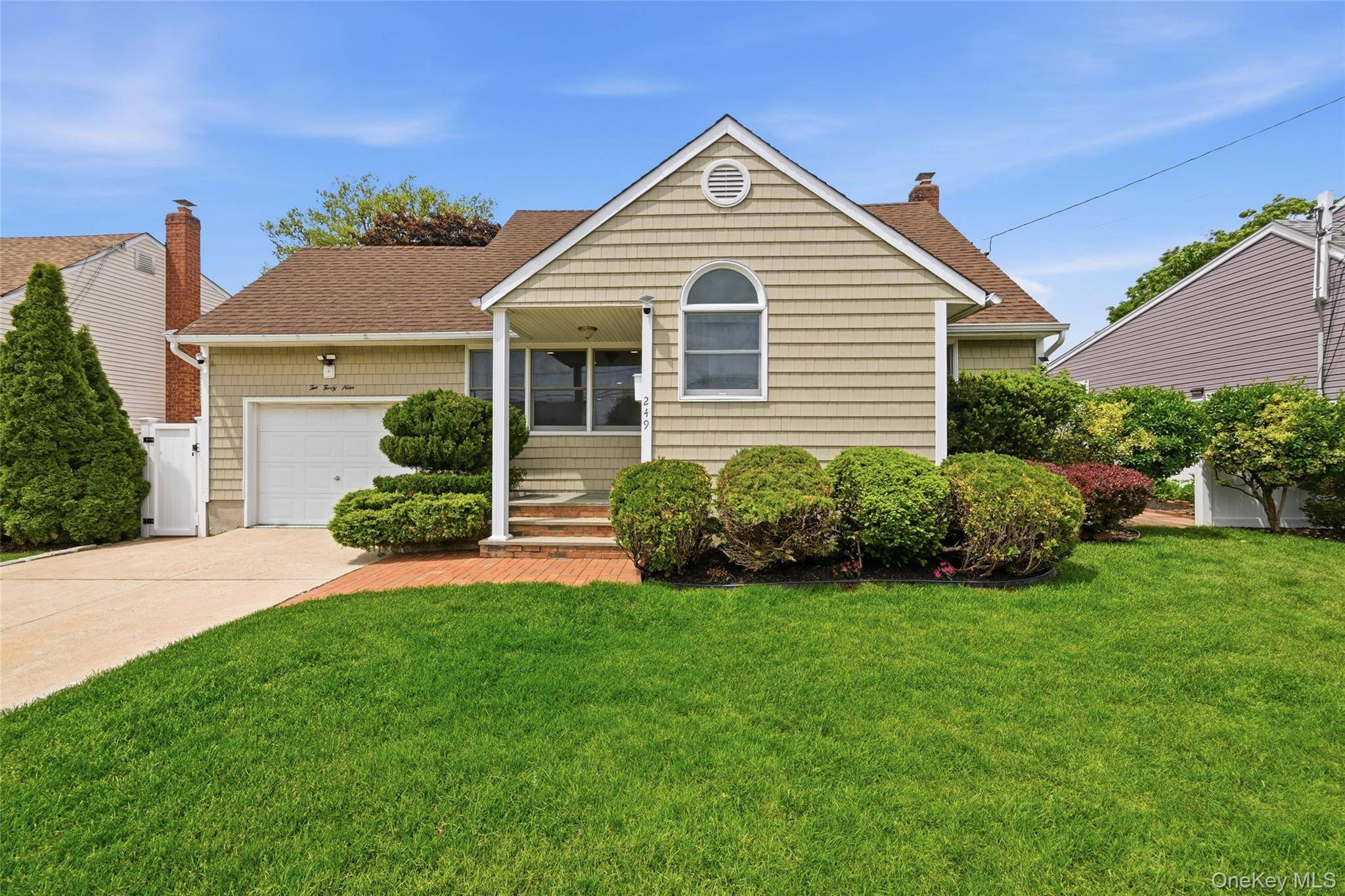 Casa com 5 Quartos à Venda em Bethpage - Nova Iorque - EUA - 1