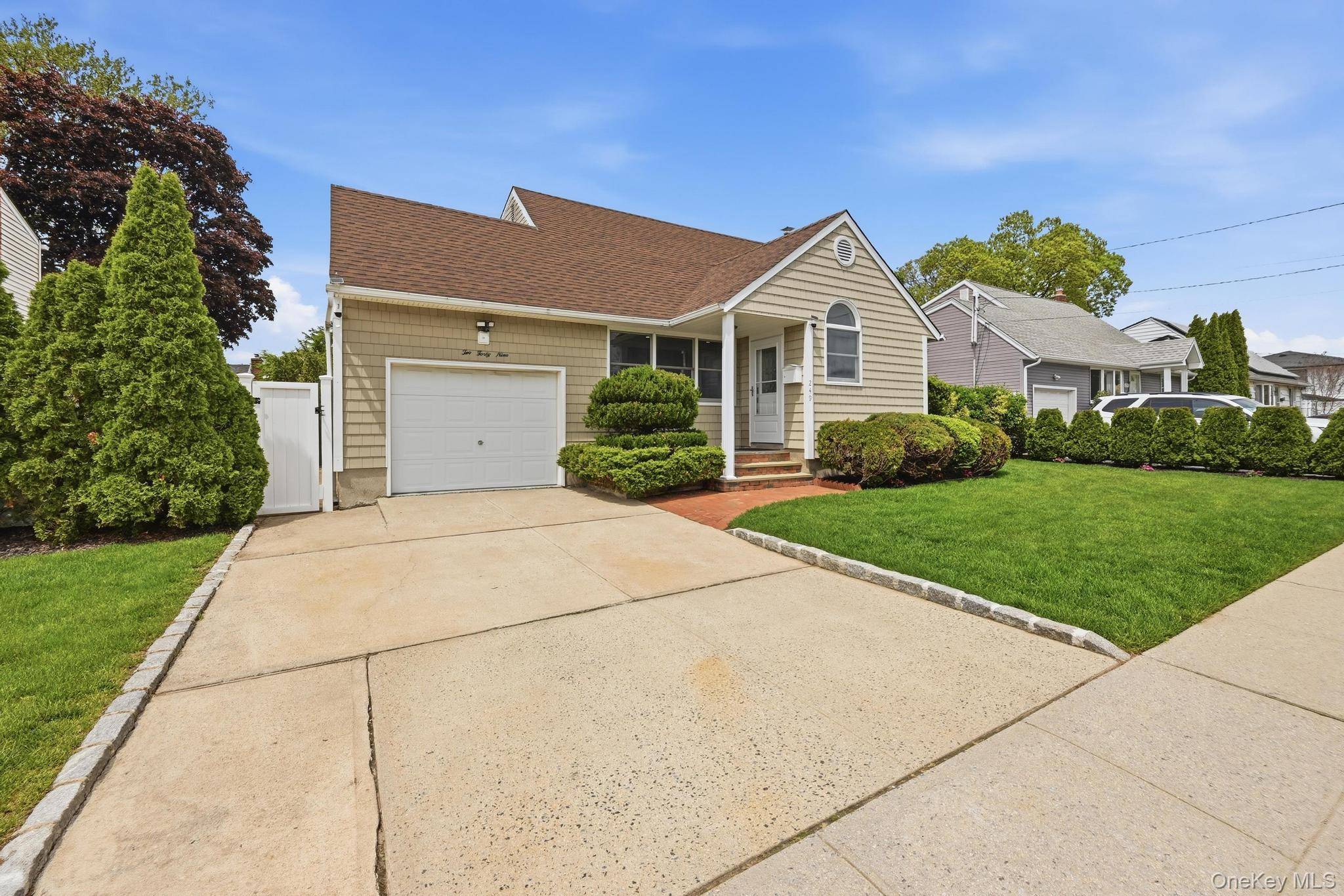 Casa com 5 Quartos à Venda em Bethpage - Nova Iorque - EUA - 2