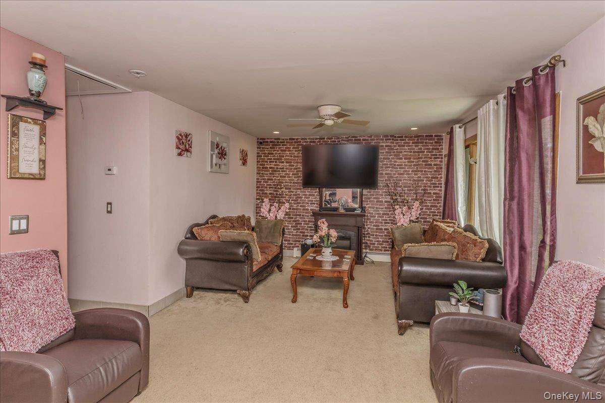 Casa com 5 Quartos à Venda em Central Islip - Nova Iorque - EUA - 4