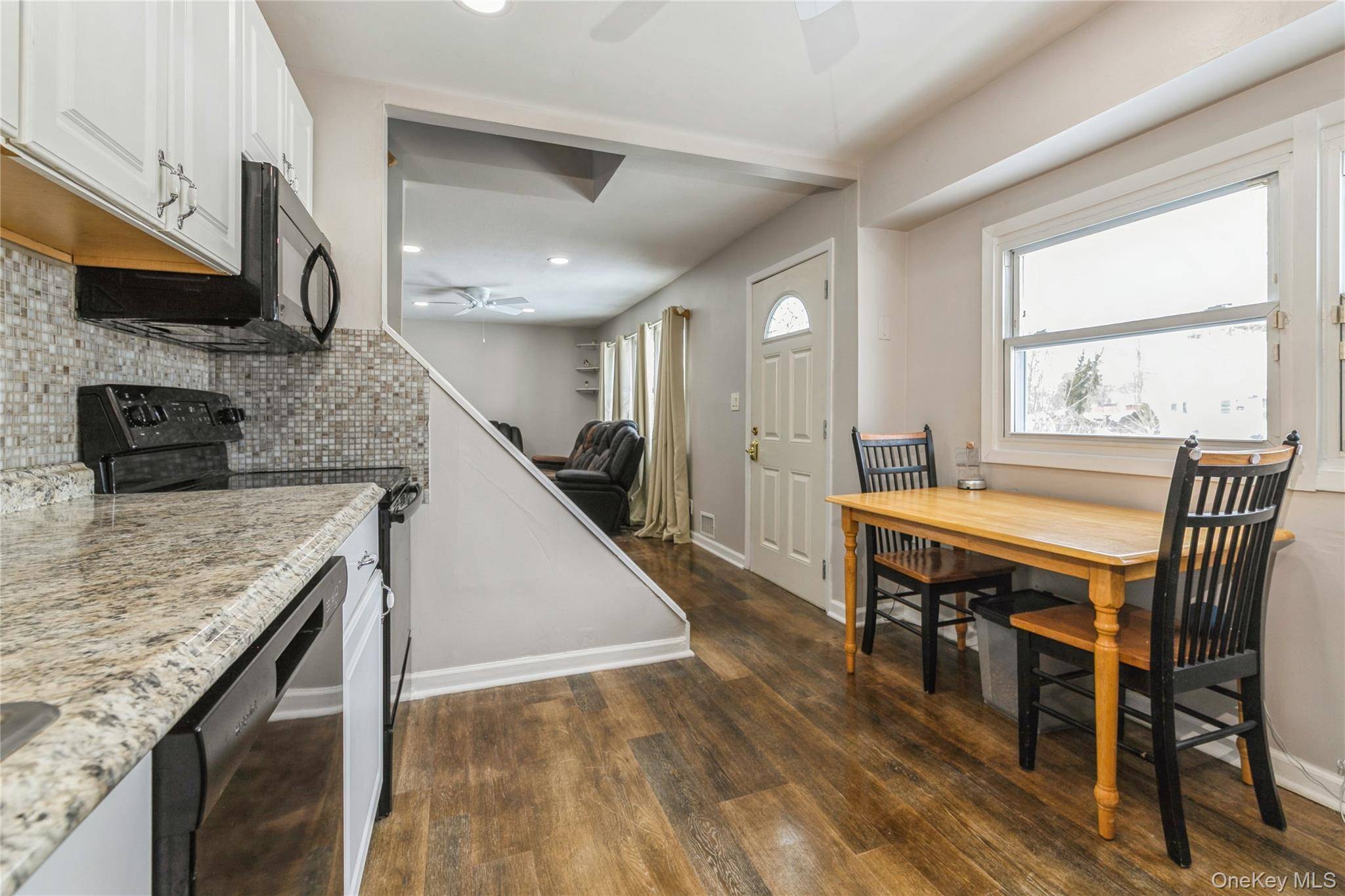 Casa com 5 Quartos à Venda em Central Islip - Nova Iorque - EUA - 8