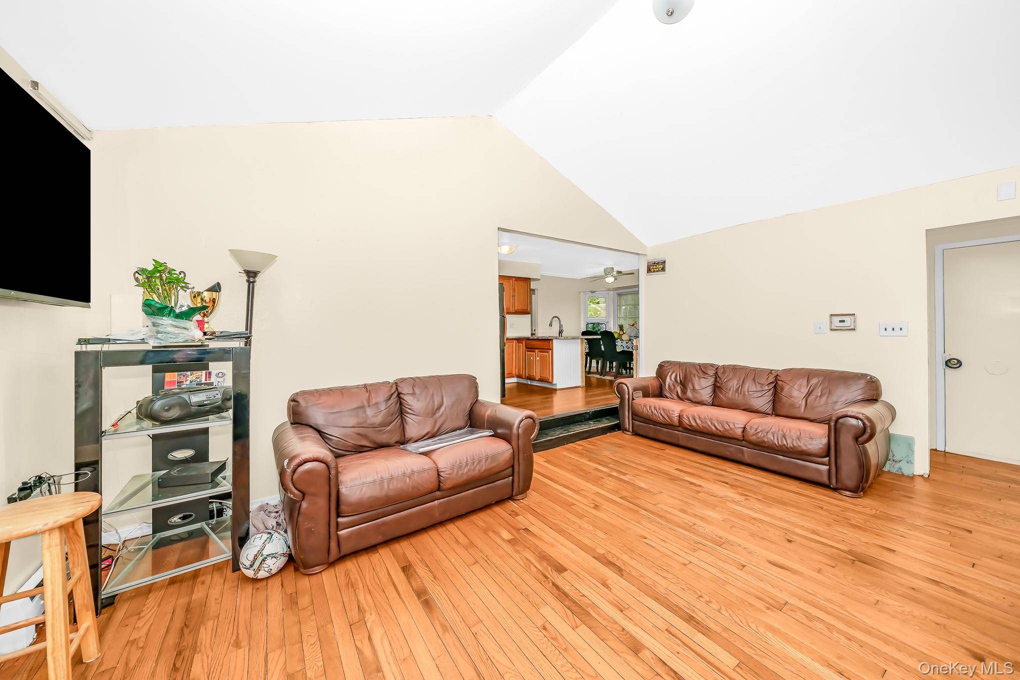 Casa de 5 Dormitorios en Venta en Central Islip - Nueva York - EE. UU. - 4