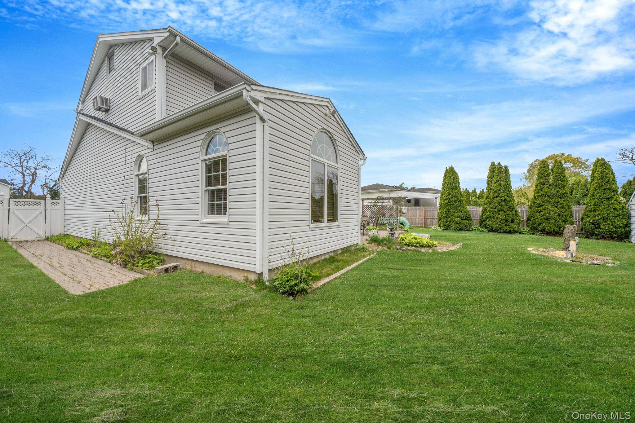 5 Bedroom Home for Sale in Commack - New York - USA - 5