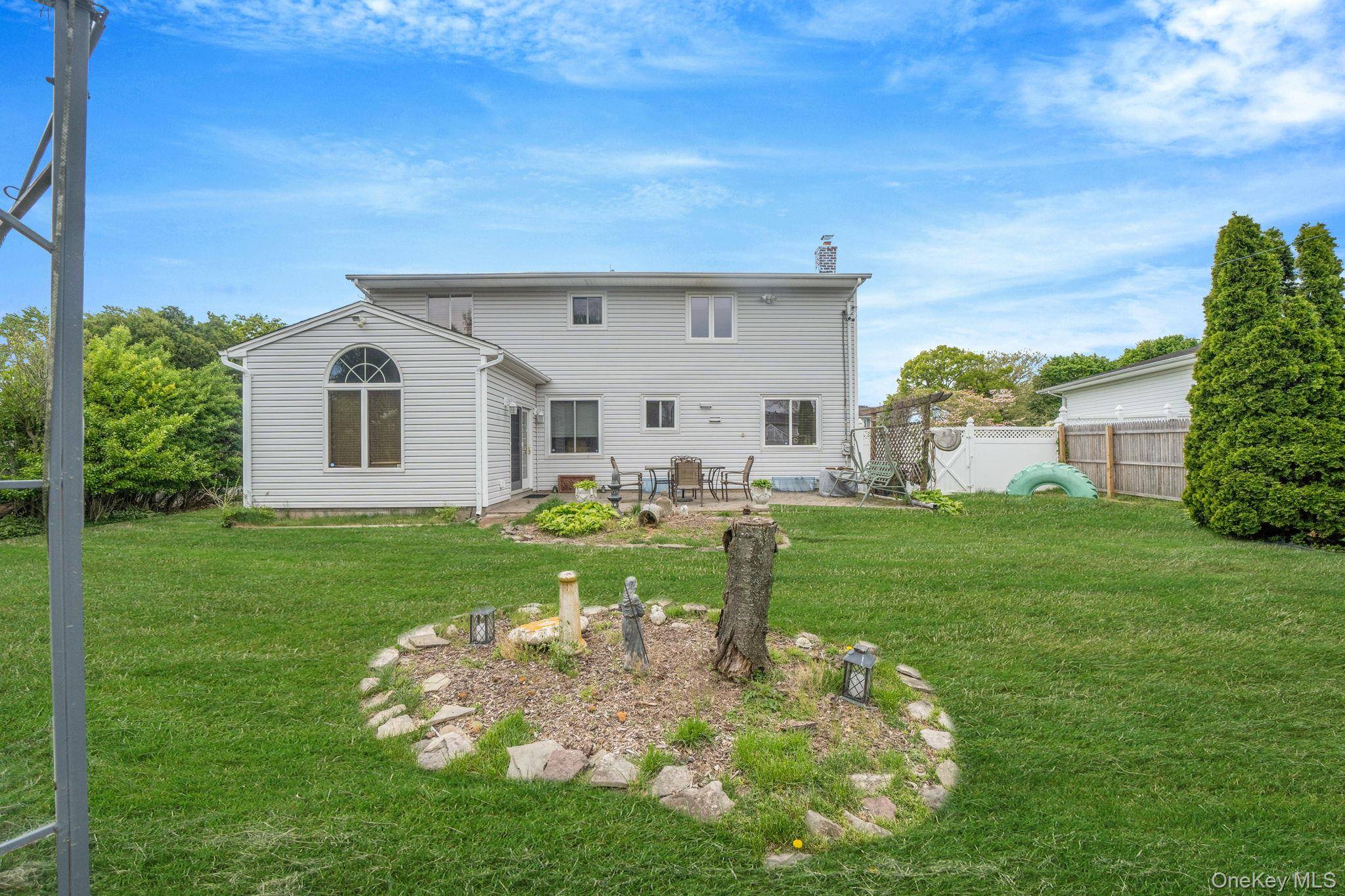 5 Bedroom Home for Sale in Commack - New York - USA - 7