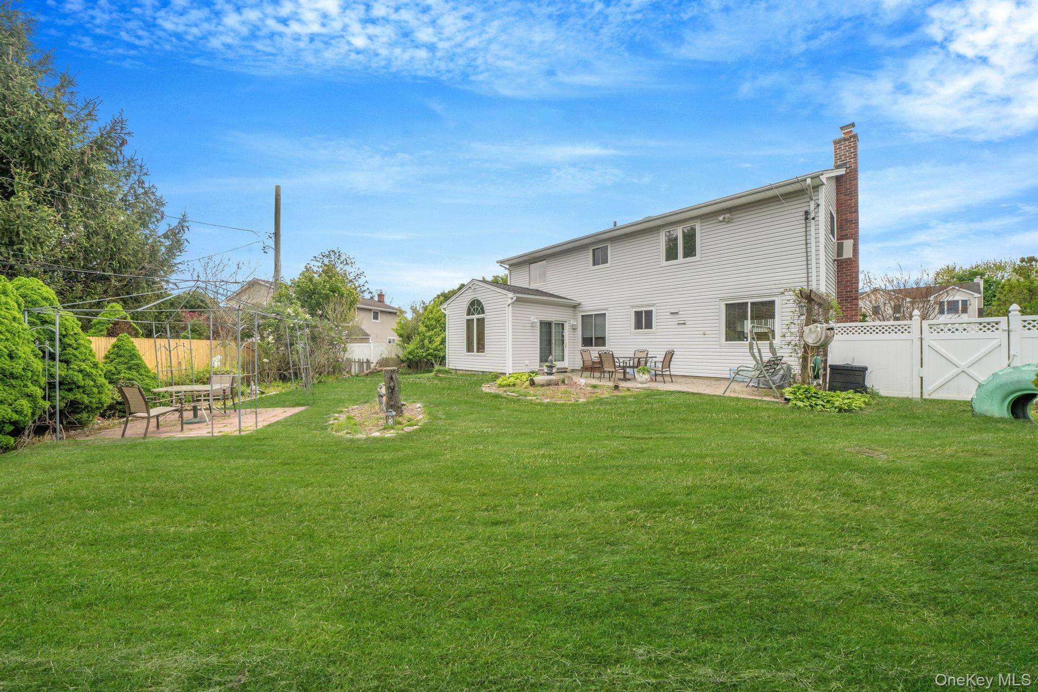 5 Bedroom Home for Sale in Commack - New York - USA - 8