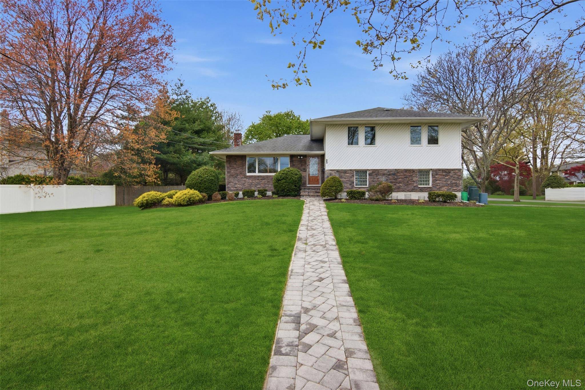 5 Bedroom Home for Sale in Commack - New York - USA - 1