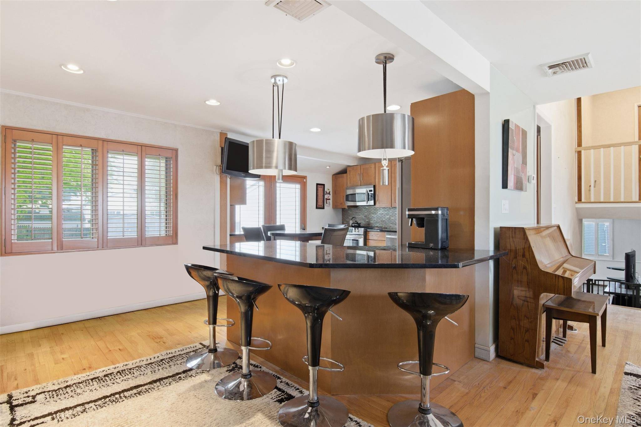 5 Bedroom Home for Sale in Commack - New York - USA - 8