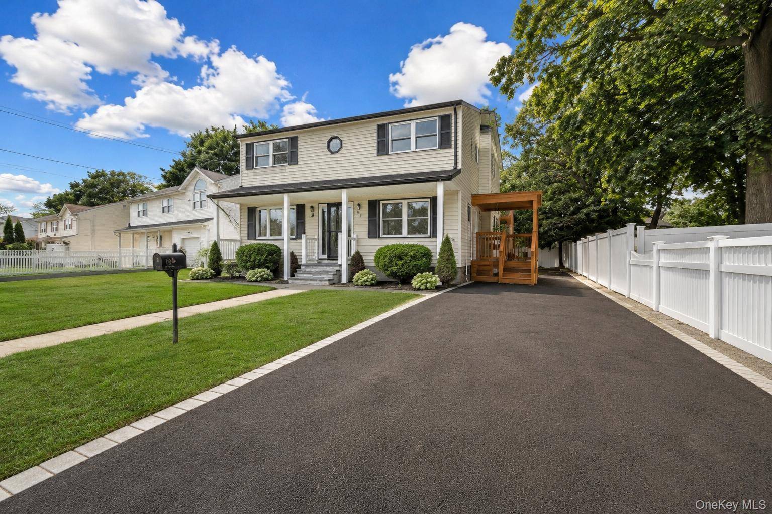 5 Bedroom Home for Sale in Deer Park - New York - USA - 1