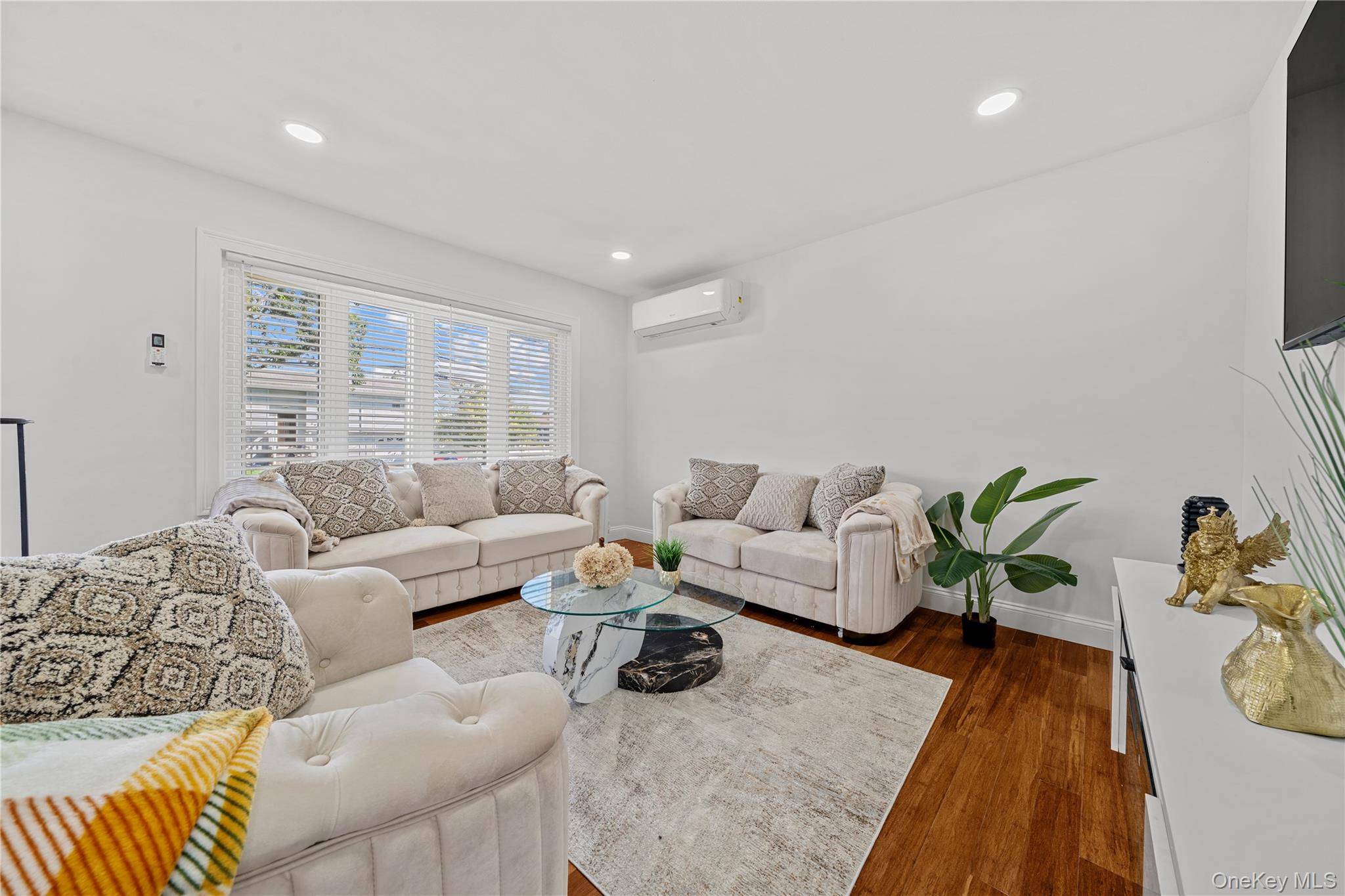 5 Bedroom Home for Sale in Deer Park - New York - USA - 6