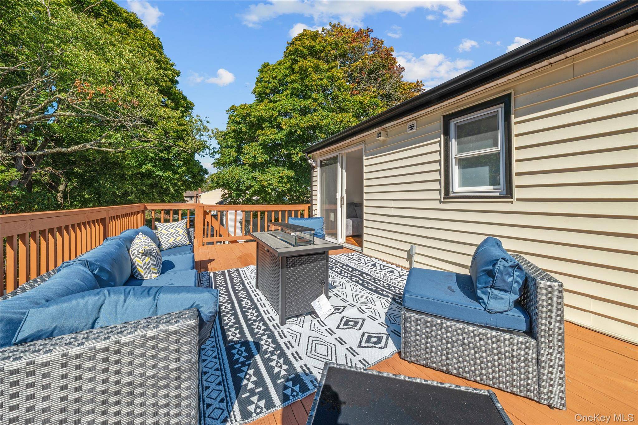 5 Bedroom Home for Sale in Deer Park - New York - USA - 8