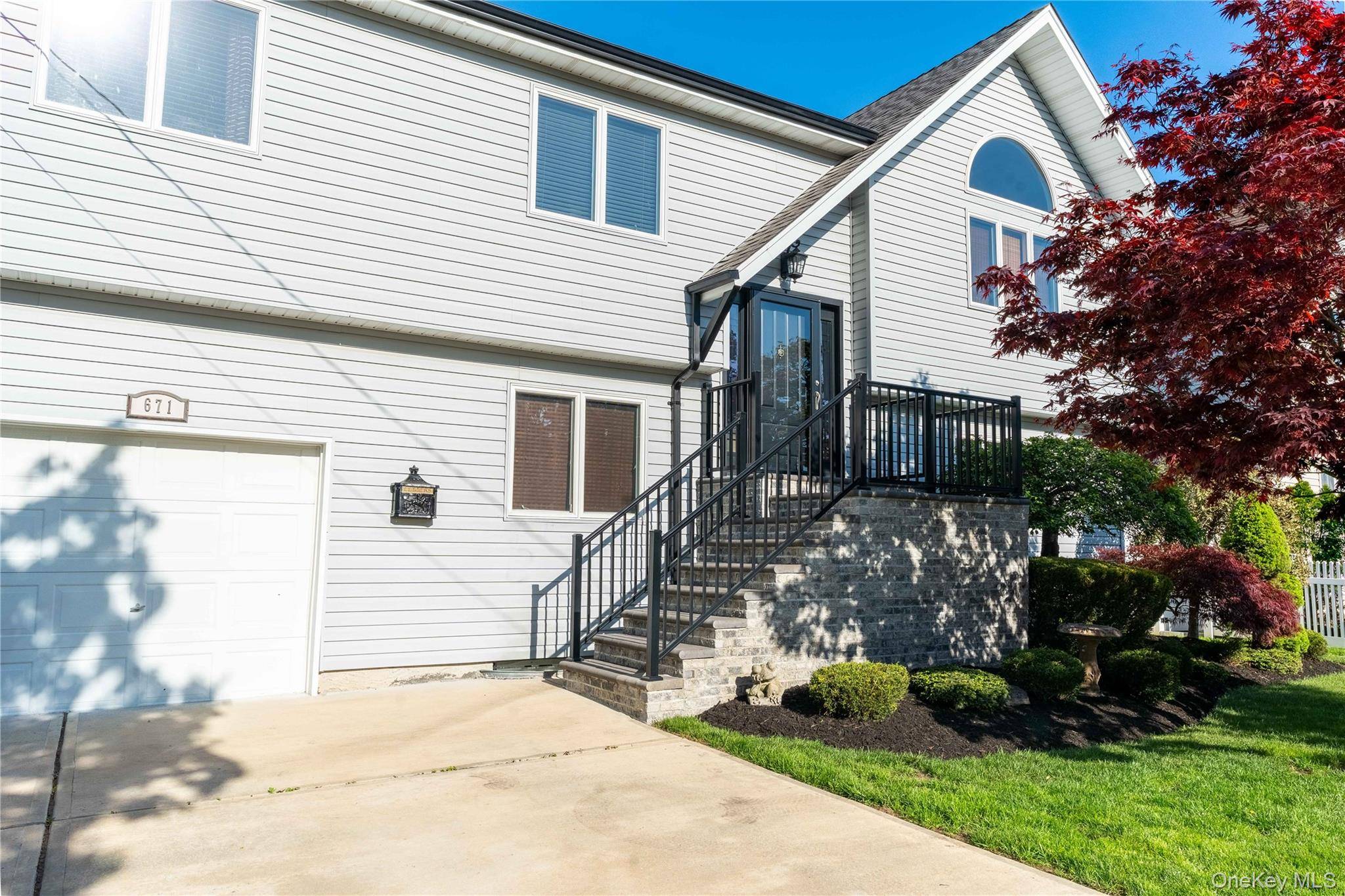 Casa de 5 Dormitorios en Venta en East Meadow - Nueva York - EE. UU. - 1