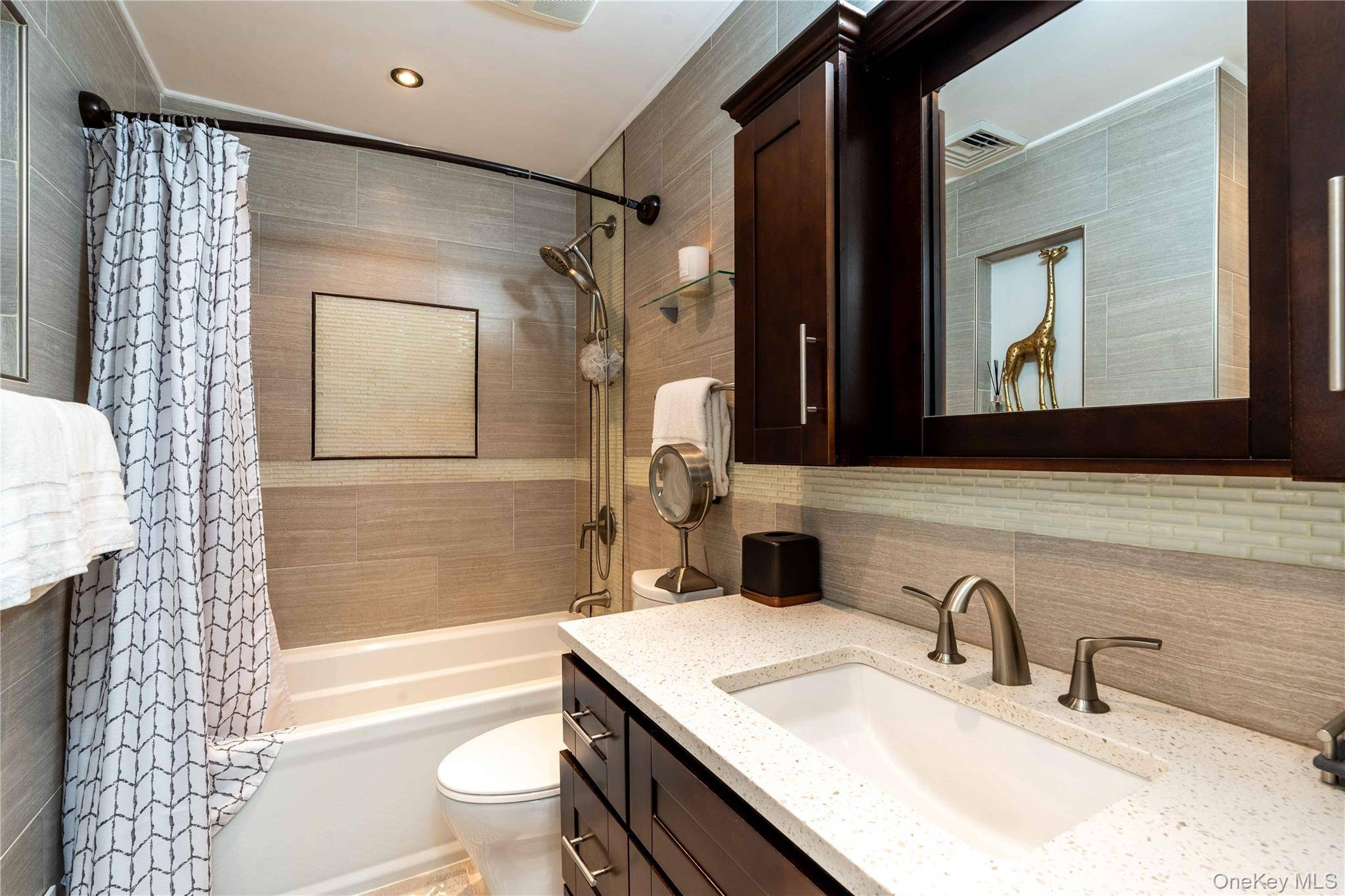 Casa de 5 Dormitorios en Venta en East Meadow - Nueva York - EE. UU. - 3