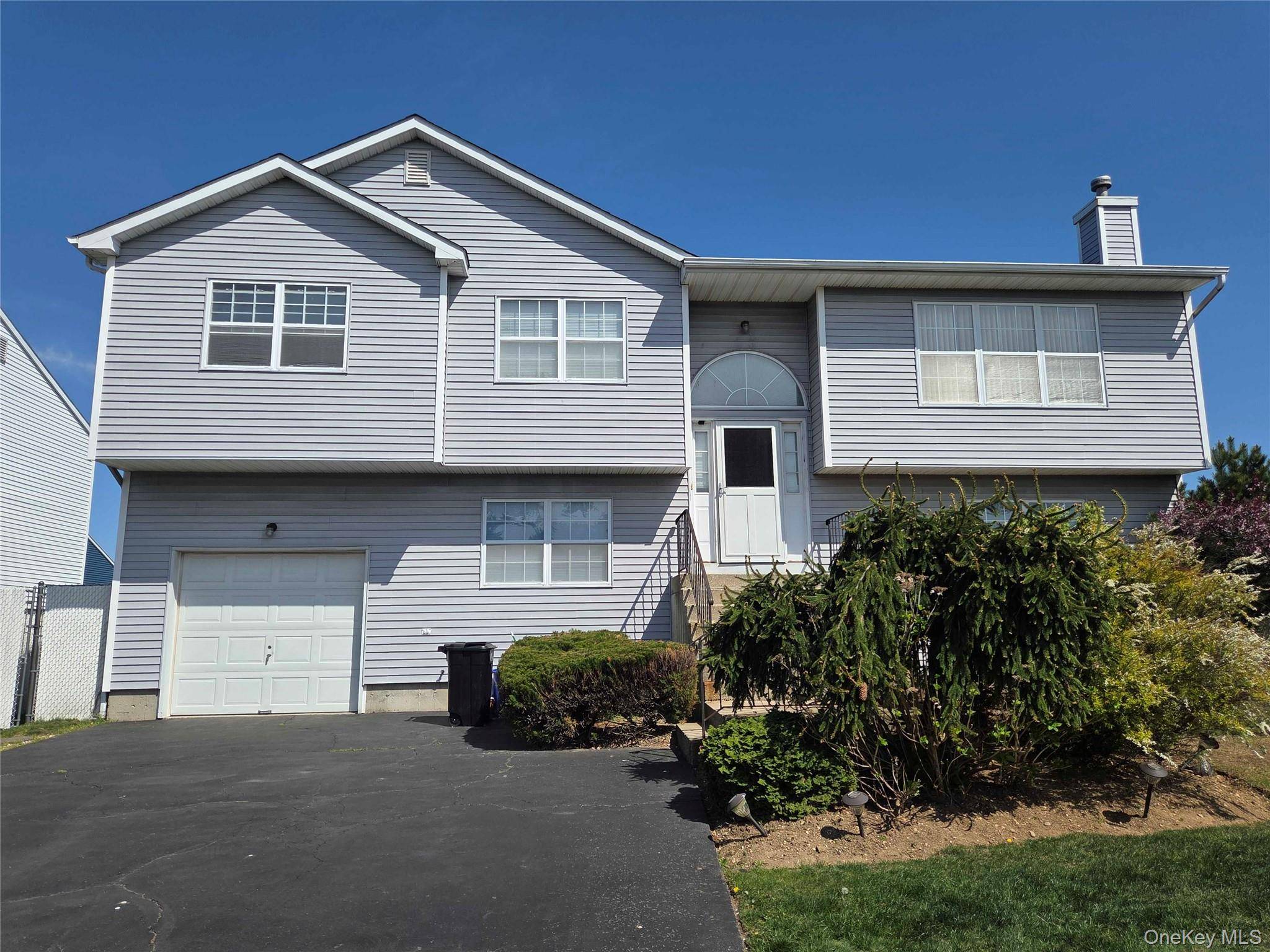 Casa de 5 Dormitorios en Venta en Farmingdale - Nueva York - EE. UU. - 1
